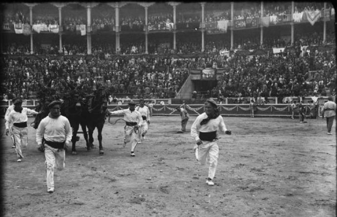 Años 20. Mulilleros en la plaza de toros de Pamplona.