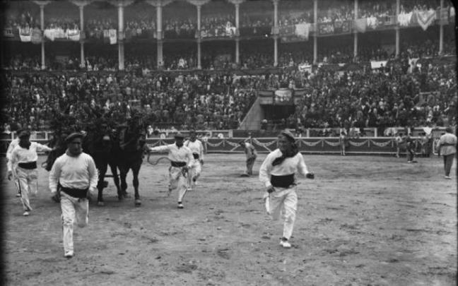 Años 20. Mulilleros en la plaza de toros de Pamplona.