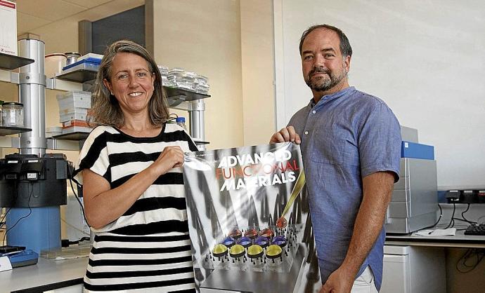 Lourdes Basabe y Fernando Benito con la portada de la revista ‘Advanced Functional Materials’. Foto: Josu Chavarri