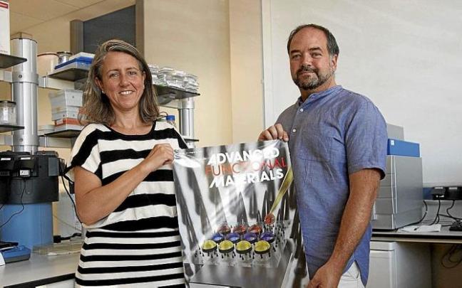 Lourdes Basabe y Fernando Benito con la portada de la revista ‘Advanced Functional Materials’. Foto: Josu Chavarri