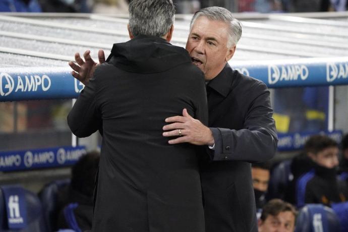 Imanol y Ancelotti se saludan antes del partido.