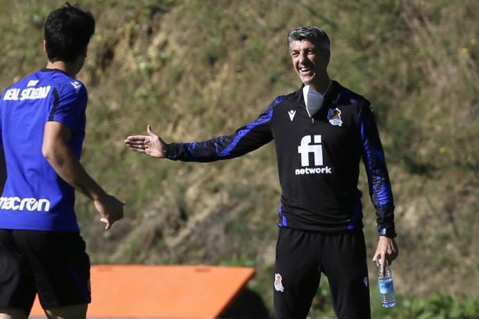 Imanol Alguacil da instrucciones en un entrenamiento en Zubieta.