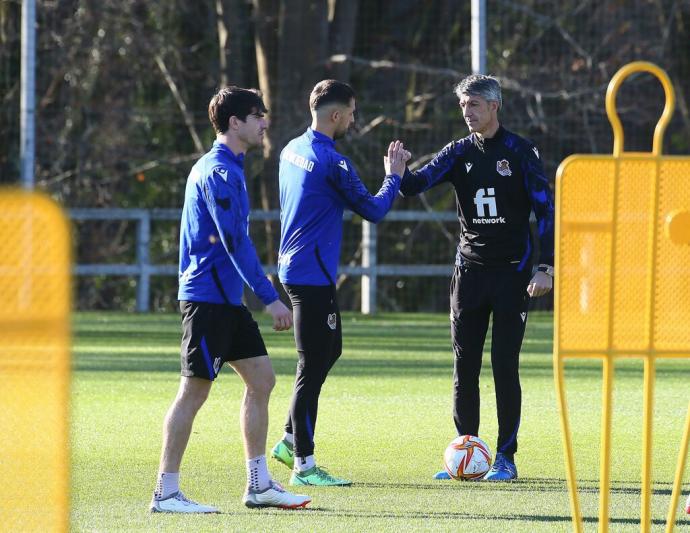 Januzaj e Imanol, durante un entrenamiento en Zubieta.