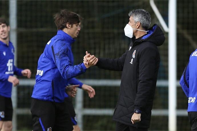 Imanol Alguacil saluda a Robin Le Normand durante un entrenamiento.