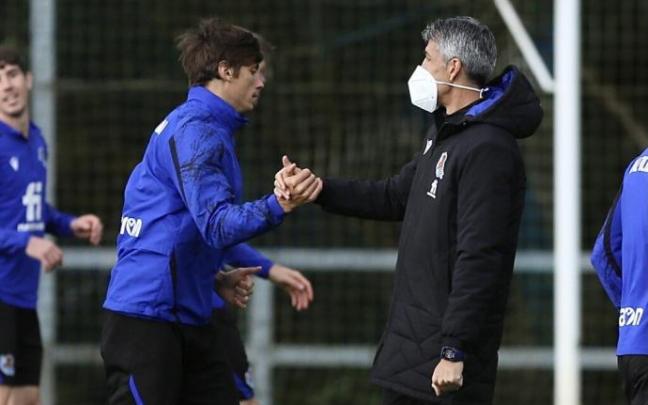 Imanol Alguacil saluda a Robin Le Normand durante un entrenamiento. Imanol Alguacil saluda a Robin Le Normand durante un entrenamiento.