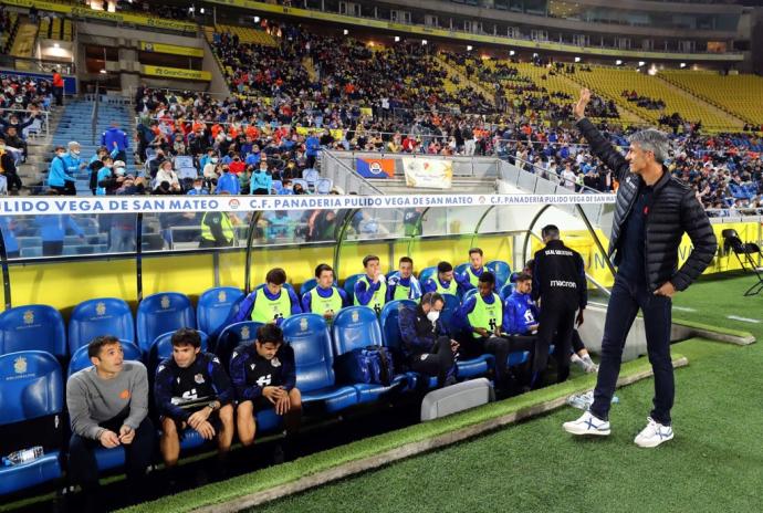 Imanol Alguacil saluda al graderío antes del partido de este miércoles.