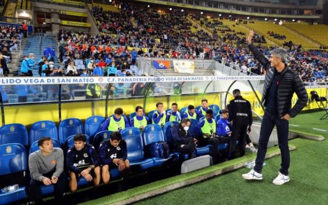 Imanol Alguacil saluda al graderío antes del partido de este miércoles.