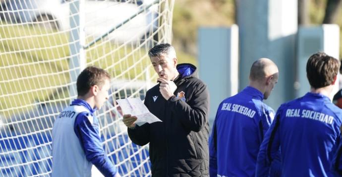 Imanol Alguacil pasa lista durante el entrenamiento del pasado miércoles.