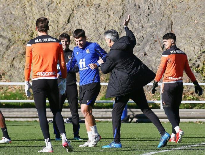 Imanol Alguacil saluda a Zubimendi durante un entrenamiento previo al parón navideño.