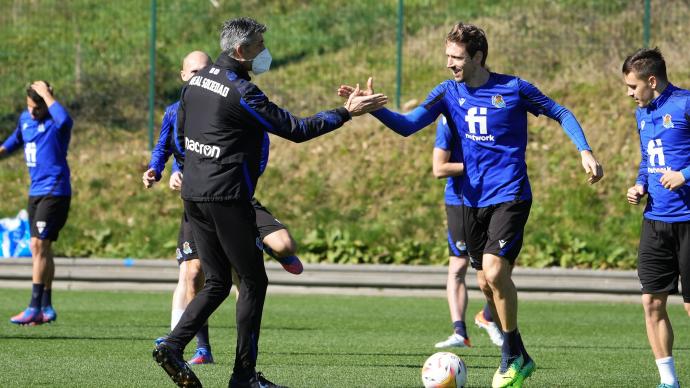 Imanol saluda a Nacho Monreal, que avanza en su recuperación, durante el entrenamiento de este sábado.