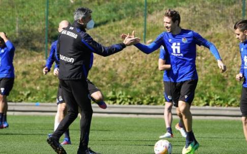 Imanol saluda a Nacho Monreal, que avanza en su recuperación, durante el entrenamiento de este sábado.