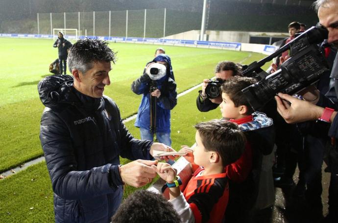 Imanol firma autógrafos a jóvenes aficionados tras un entrenamiento en Zubieta.