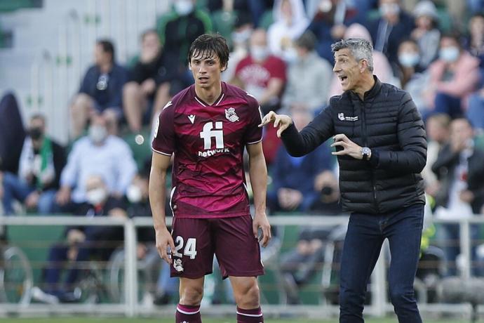 Imanol Alguacil da instrucciones en la banda del Martínez Valero, ante Robin Le Normand.