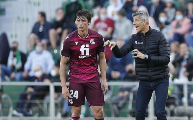 Imanol Alguacil da instrucciones en la banda del Martínez Valero, ante Robin Le Normand.