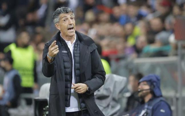 Imanol Alguacil, dando instrucciones desde la banda.