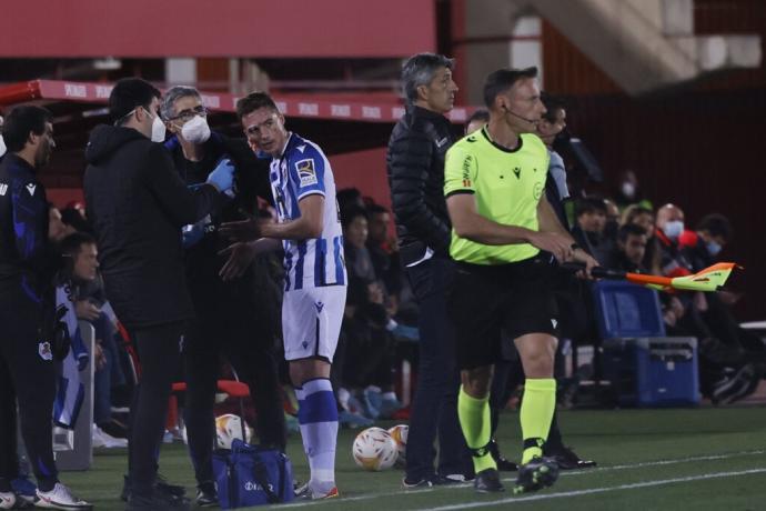 Pacheco es atendido este miércoles en Mallorca mientras Imanol da órdenes en la banda.