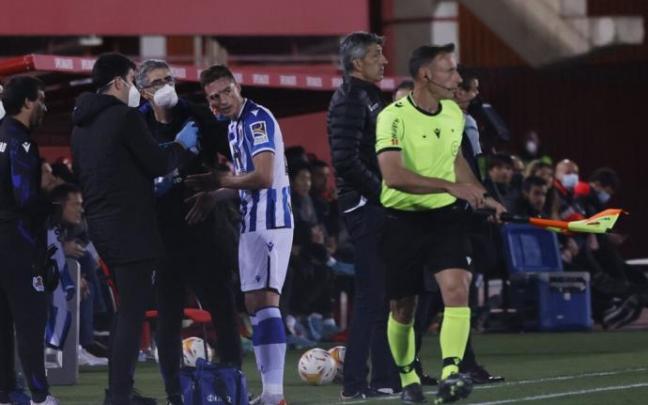 Pacheco es atendido este miércoles en Mallorca mientras Imanol da órdenes en la banda.