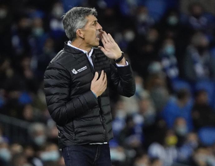 Imanol Alguacil da instrucciones a sus futbolistas en la banda de Anoeta.