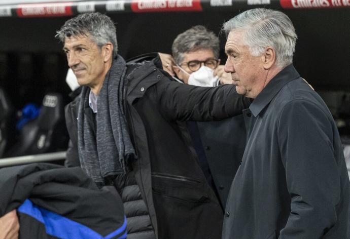 Imanol saluda a Ancelotti antes del partido.