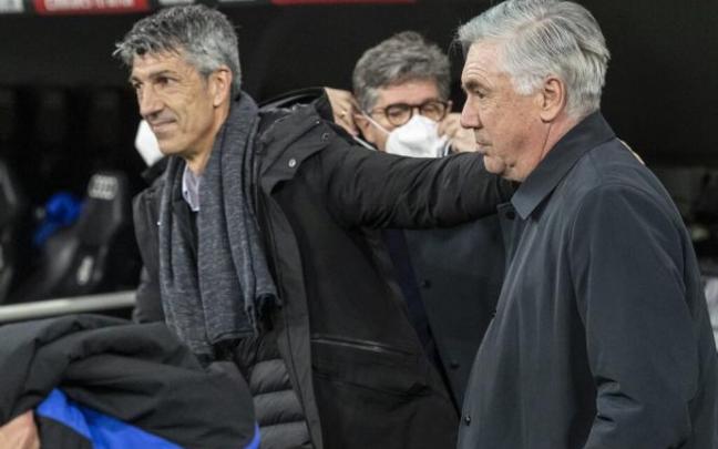 Imanol saluda a Ancelotti antes del partido.