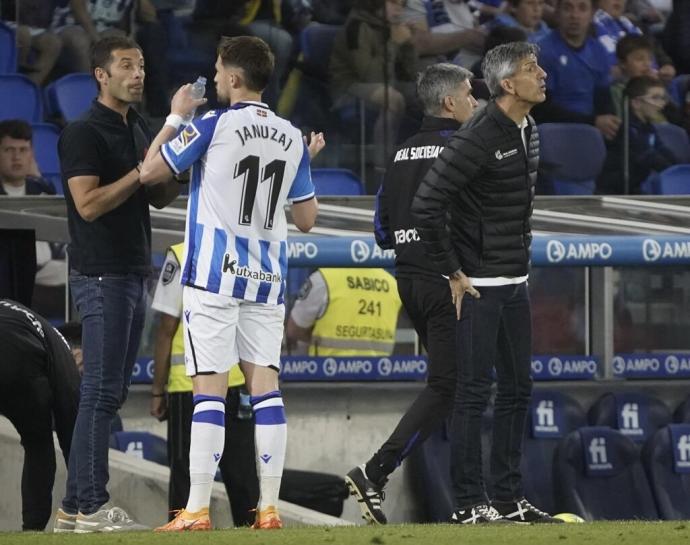 Imanol Alguacil, dando instrucciones a sus futbolistas en Anoeta.