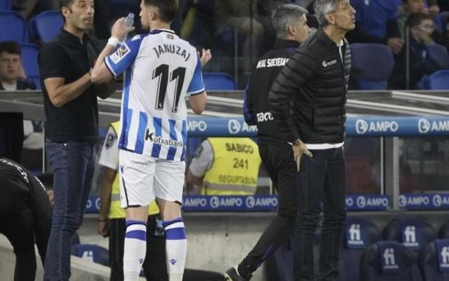 Imanol Alguacil, dando instrucciones a sus futbolistas en Anoeta.