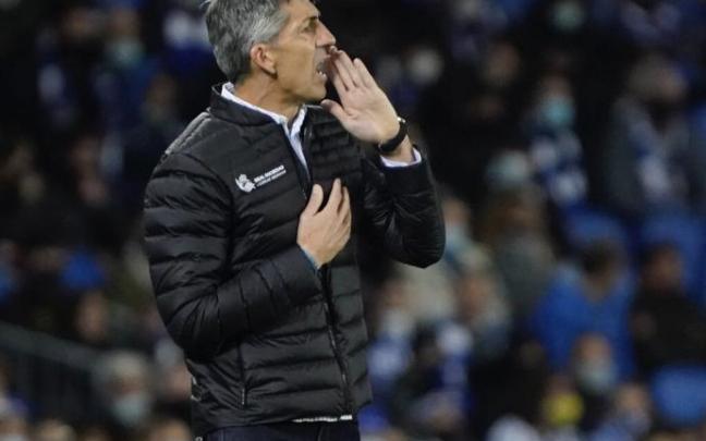 Imanol Alguacil, dando instrucciones a sus jugadores en la banda de Anoeta.