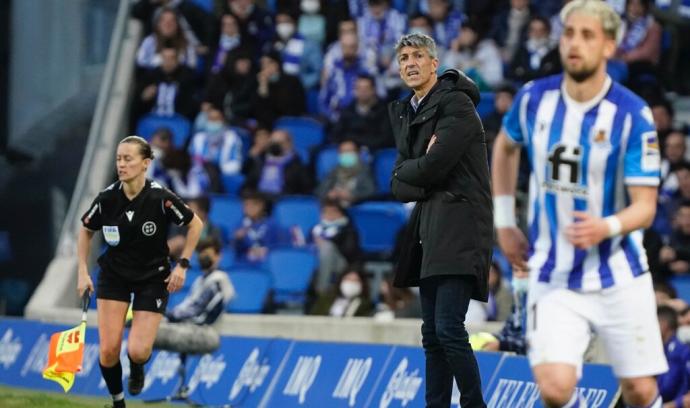 Imanol Alguacil sigue un partido desde la banda de Anoeta.