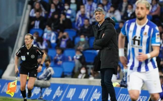 Imanol Alguacil sigue un partido desde la banda de Anoeta.
