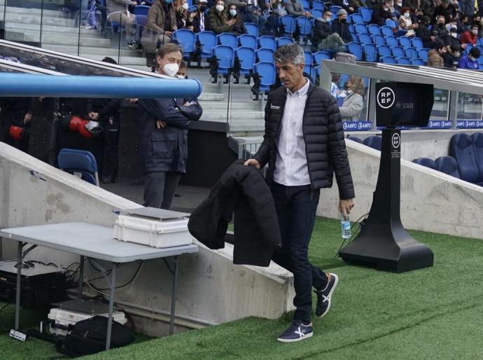 Imanol se dirige a su banquillo en Anoeta.