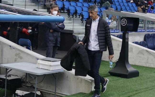 Imanol se dirige a su banquillo en Anoeta.