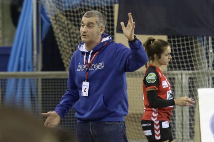 Imanol Álvarez da instrucciones a sus jugadoras.