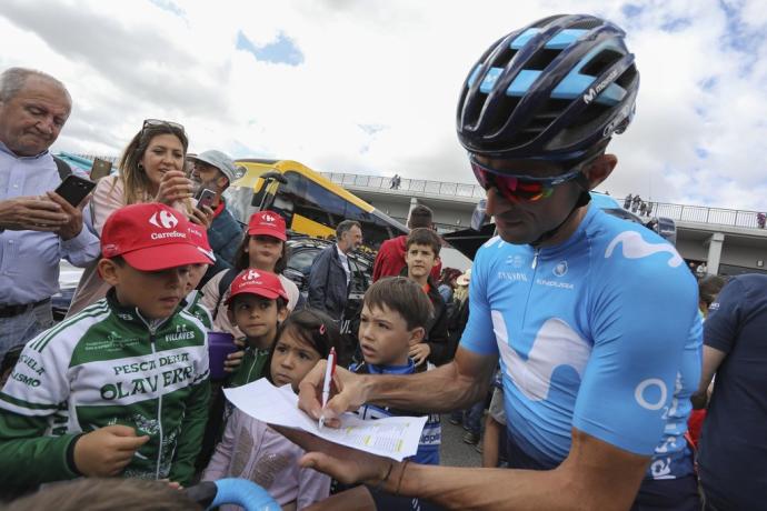 Erviti firma autógrafos antes de la salida de la 12ª etapa de la Vuelta a España 2019 en el Circuito de Navarra.