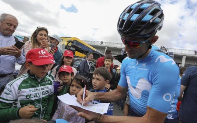 Erviti firma autógrafos antes de la salida de la 12ª etapa de la Vuelta a España 2019 en el Circuito de Navarra.