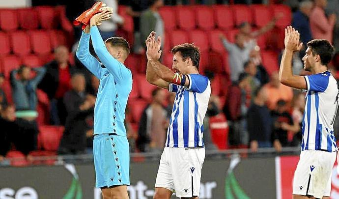 Remiro, Oyarzabal y Guevara aplauden a los aficionados realistas que presenciaron el partido en Eindhoven. Foto: Real Sociedad