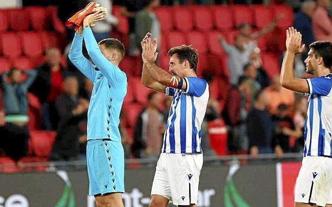 Remiro, Oyarzabal y Guevara aplauden a los aficionados realistas que presenciaron el partido en Eindhoven. Foto: Real Sociedad Remiro, Oyarzabal y Guevara aplauden a los aficionados realistas que presenciaron el partido en Eindhoven. Foto: Real Sociedad