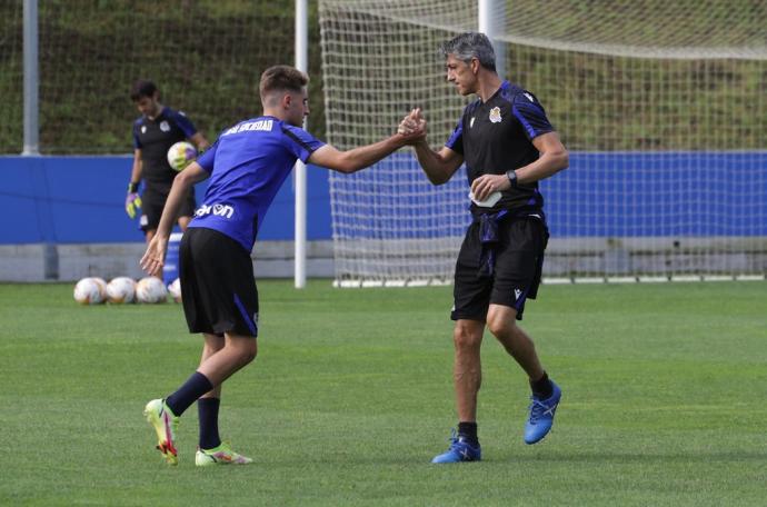 Imanol anima a Robert Navarro durante un entrenamiento.