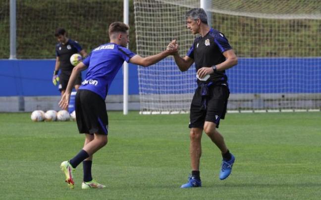 Imanol anima a Robert Navarro durante un entrenamiento. Imanol anima a Robert Navarro durante un entrenamiento.