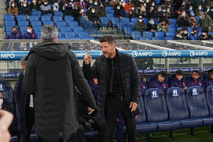 Simeone abronca a Imanol cuando ha ido a saludarle antes del comienzo del partido.