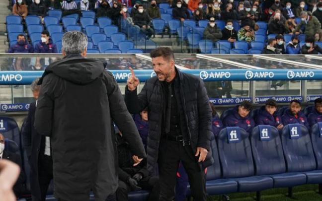 Simeone abronca a Imanol cuando ha ido a saludarle antes del comienzo del partido. Simeone abronca a Imanol cuando ha ido a saludarle antes del comienzo del partido.