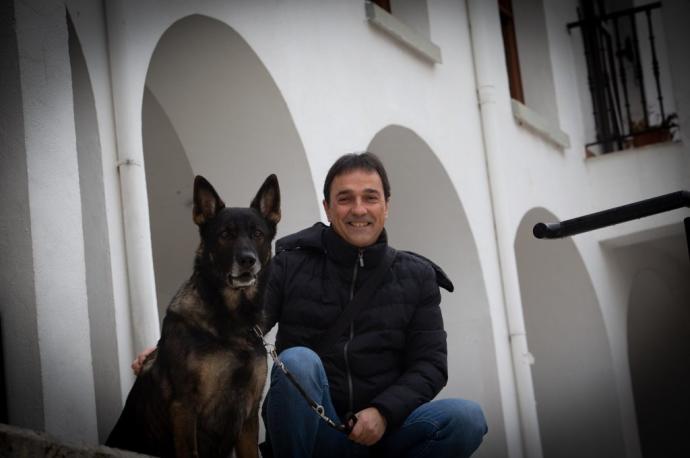 Imanol Arregui posa con su inseparable 'Wolf' en Irurtzun