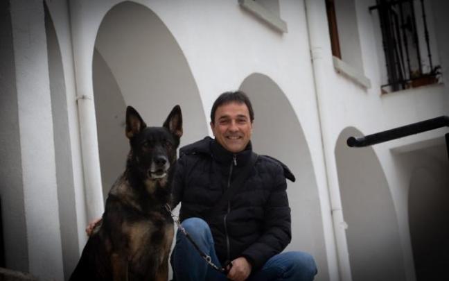 Imanol Arregui posa con su inseparable 'Wolf' en Irurtzun