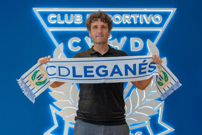 Imanol Idiakez, con la bufanda del Leganés, su nuevo equipo