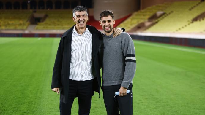 Imanol y Januzaj, sonrientes sobre el verde el Luis II