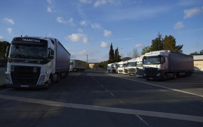Camiones aparcados en Imarcoain.