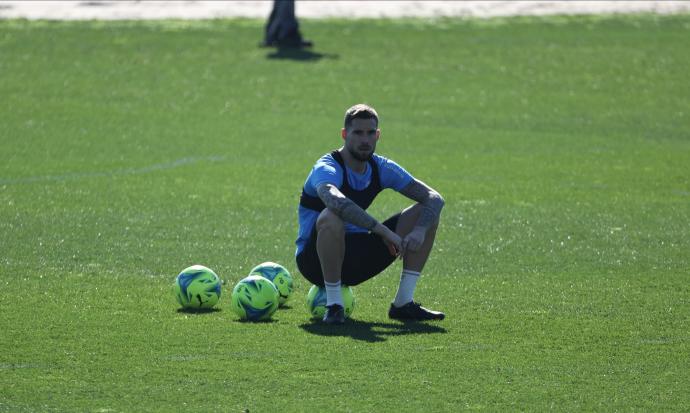 Iñigo Martínez, que vuelve a la convocatoria tras su sanción ante el Mallorca, sentado sobre un balón durante el entrenamiento del pasado viernes.
