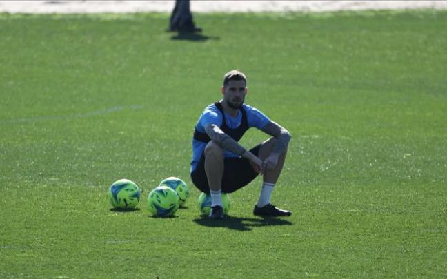 Iñigo Martínez, que vuelve a la convocatoria tras su sanción ante el Mallorca, sentado sobre un balón durante el entrenamiento del pasado viernes.