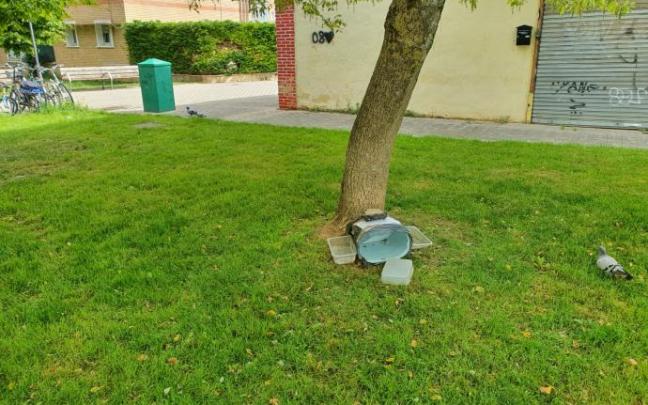 Una de las cajas colocadas en los alrededores del iglú para gatos callejeros