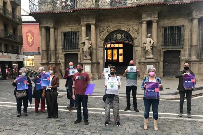 Vecinos y comerciantes, en la plaza Consistorial, donde han presentado las firmas contra la nueva zona comercial.