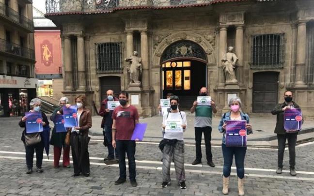 Vecinos y comerciantes, en la plaza Consistorial, donde han presentado las firmas contra la nueva zona comercial. Vecinos y comerciantes, en la plaza Consistorial, donde han presentado las firmas contra la nueva zona comercial.
